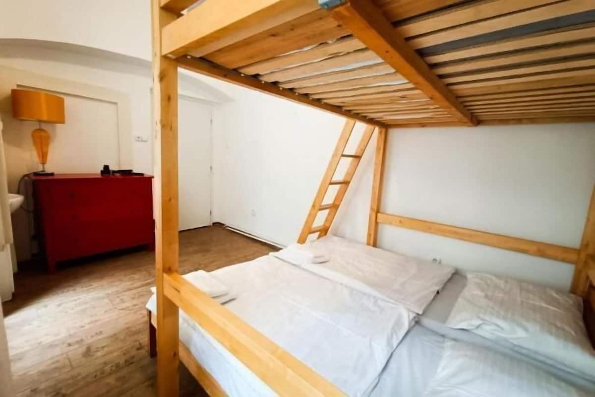 2 slaapkamers, een kluis op de kamer, gratis wifi, beddengoed