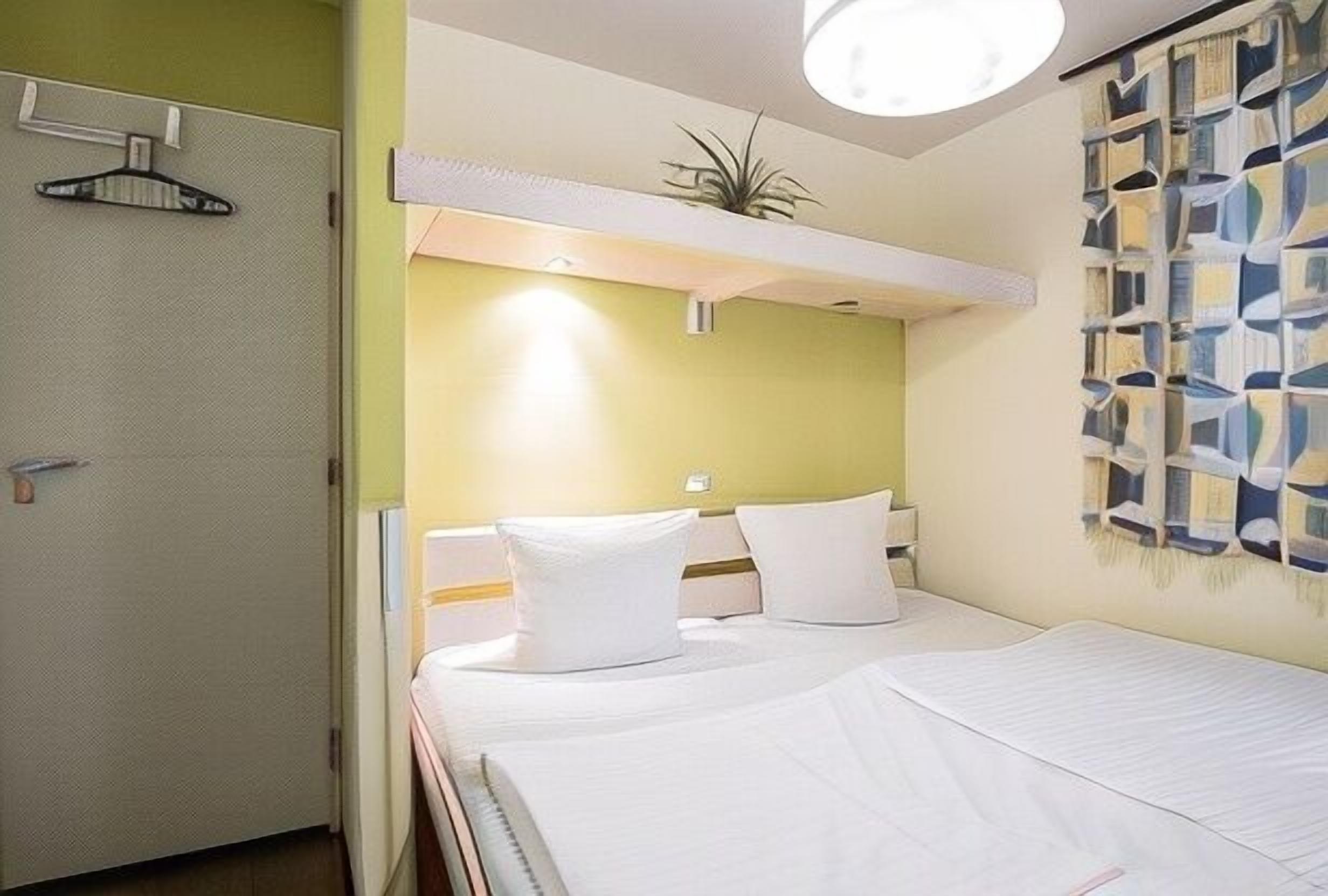 In-room safe, free WiFi, bed sheets
