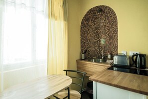 Kamer, 1 twee- of 2 eenpersoonsbedden, gedeelde badkamer | Privékeuken | Een koelkast, een magnetron