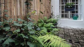 Camera con letto matrimoniale o 2 letti singoli, bagno condiviso | Terrazza/patio