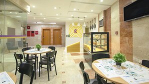 Bữa sáng kiểu Âu hàng ngày (30 AED/mỗi người) 