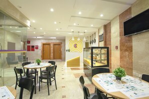 Petit déjeuner continental (30 AED par personne)