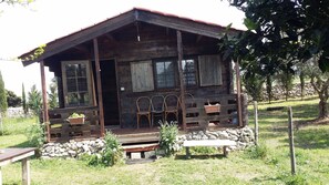 Familjebungalow - utsikt mot trädgården | Terrass/Patio