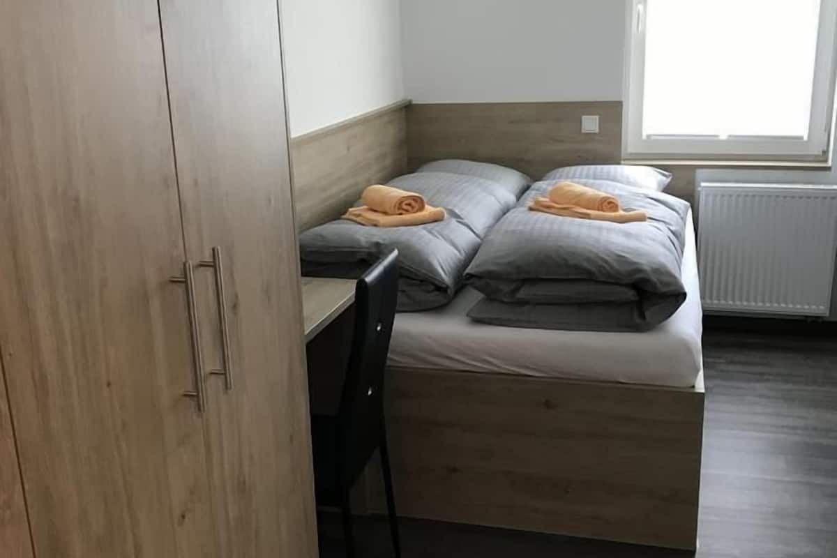 Quarto casal standard | Escrivaninha, espaço de trabalho para notebook, Wi-Fi de cortesia