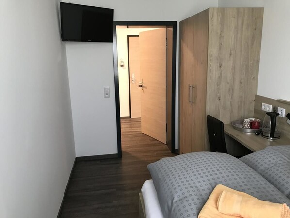 Kamar Double Standar | Meja kerja, ruang kerja ramah laptop, Wi-Fi gratis, dan seprai linen