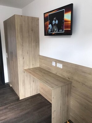 Desk, laptop workspace, free WiFi, bed sheets - Kraftwerk Relax Motel (Werl)