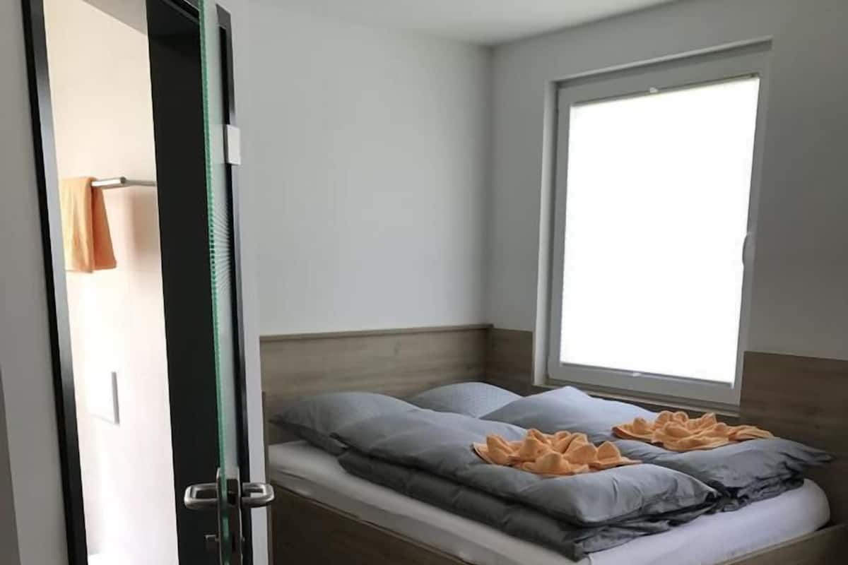 Quarto casal conforto | Escrivaninha, espaço de trabalho para notebook, Wi-Fi de cortesia