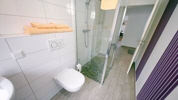 Apartment, 2 Bedrooms, Accessible, Non Smoking | Bathroom | Shower, hair dryer, towels