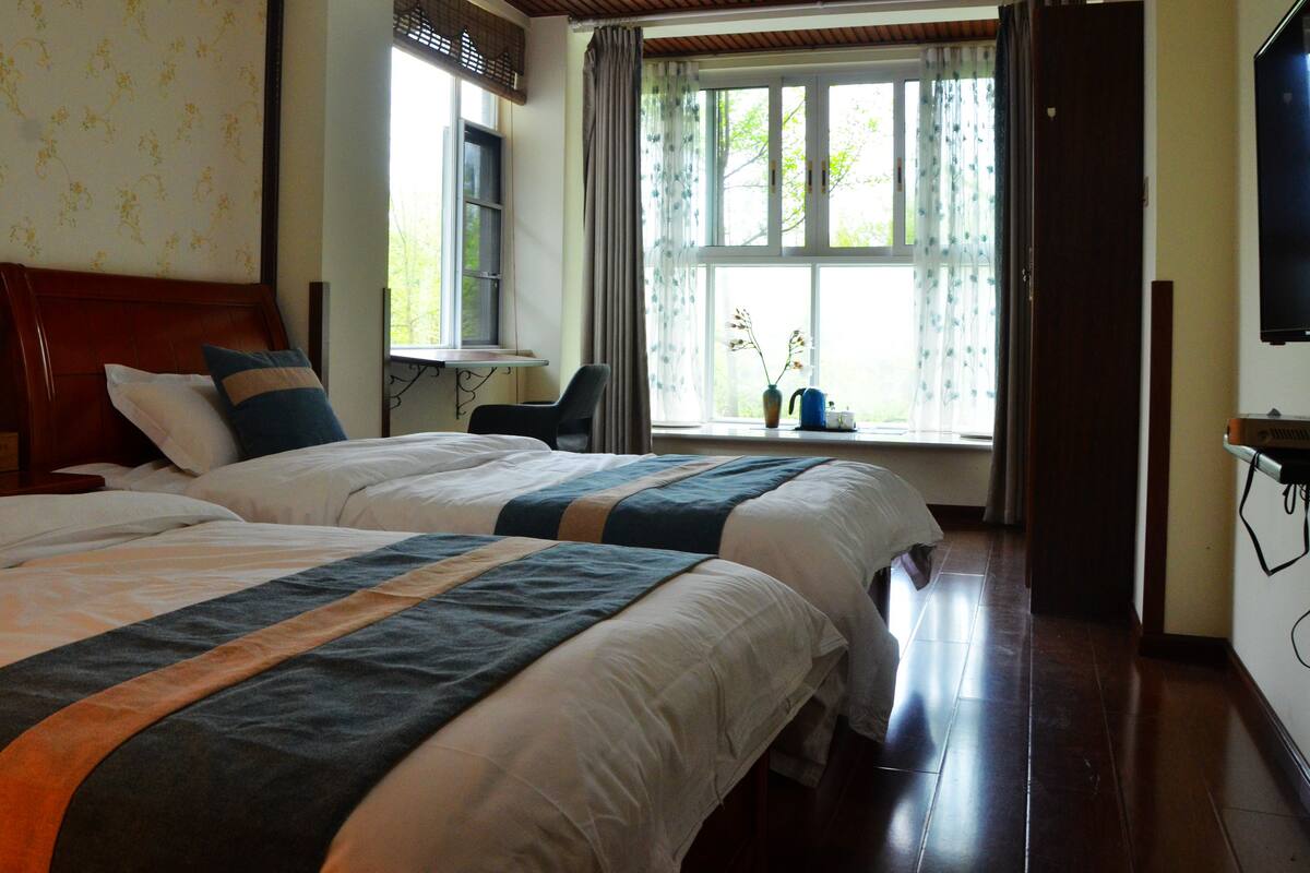 Quarto duplo standard | Escrivaninha, cortinas blackout, Wi-Fi de cortesia