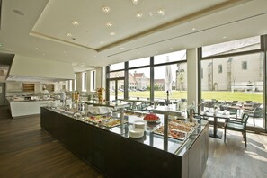 Dagelijks continentaal ontbijt (EUR 26.50 per persoon)