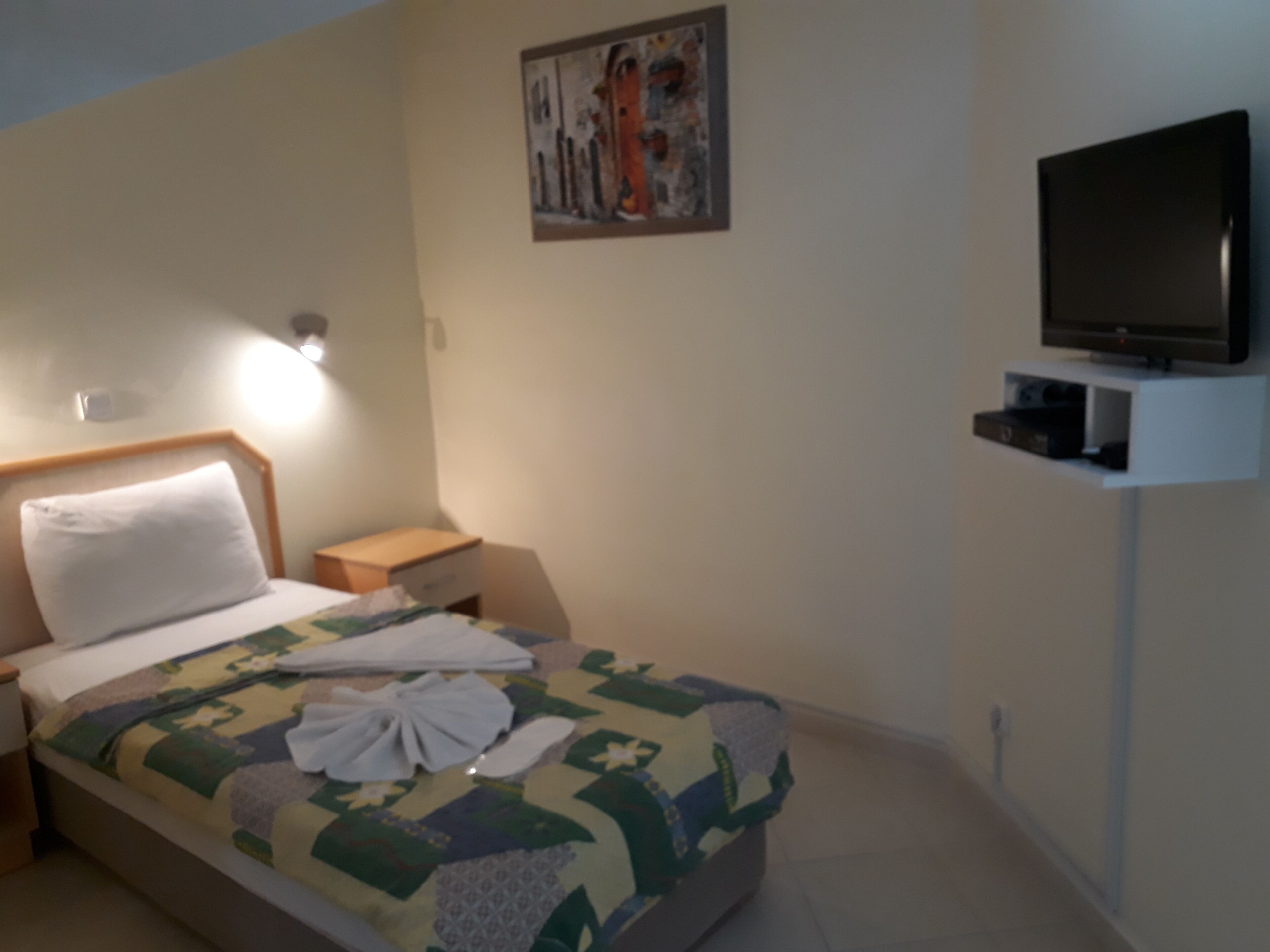 deluxe suite | in-room safe, free wifi, bed sheets