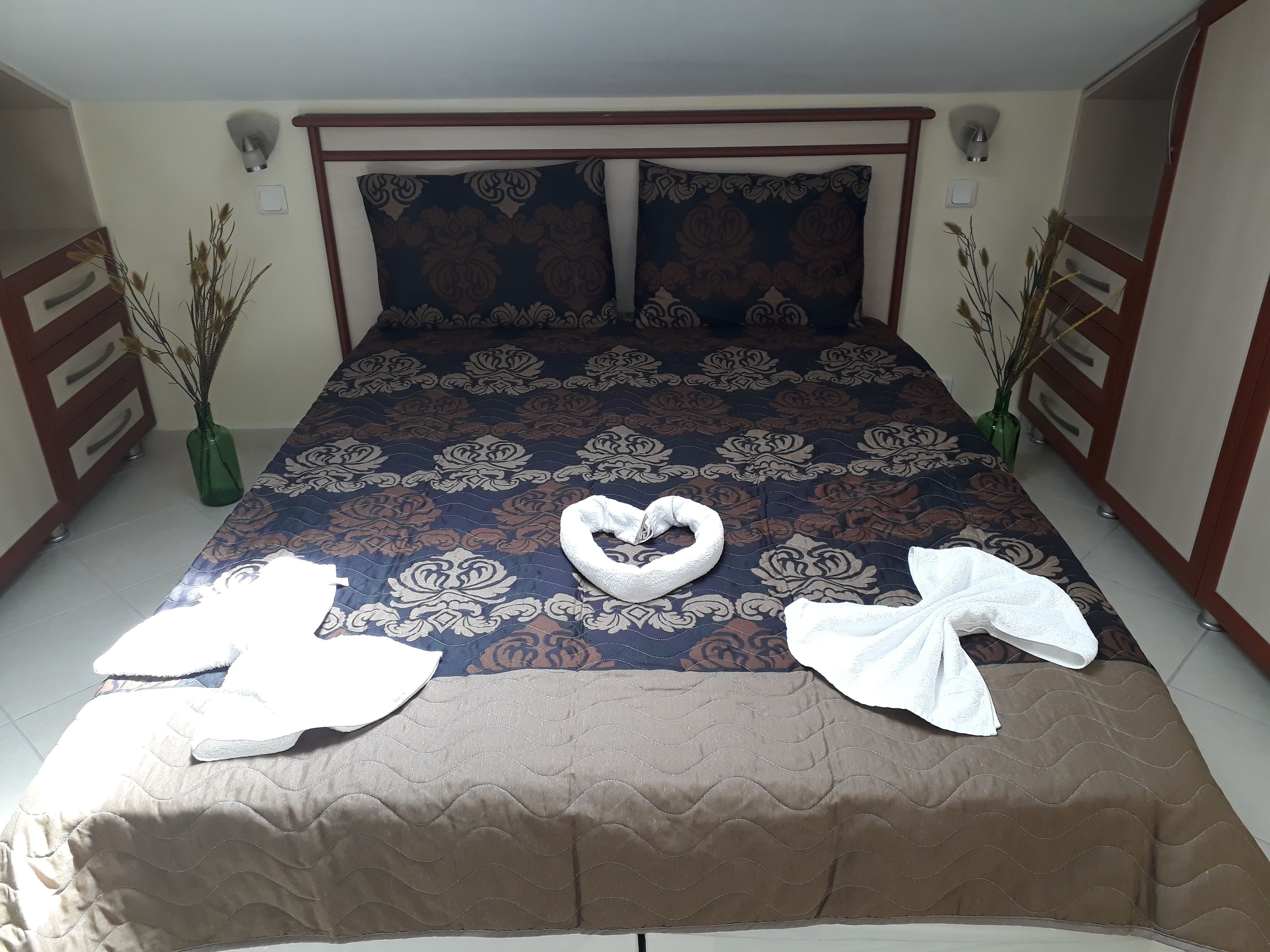 deluxe suite | in-room safe, free wifi, bed sheets