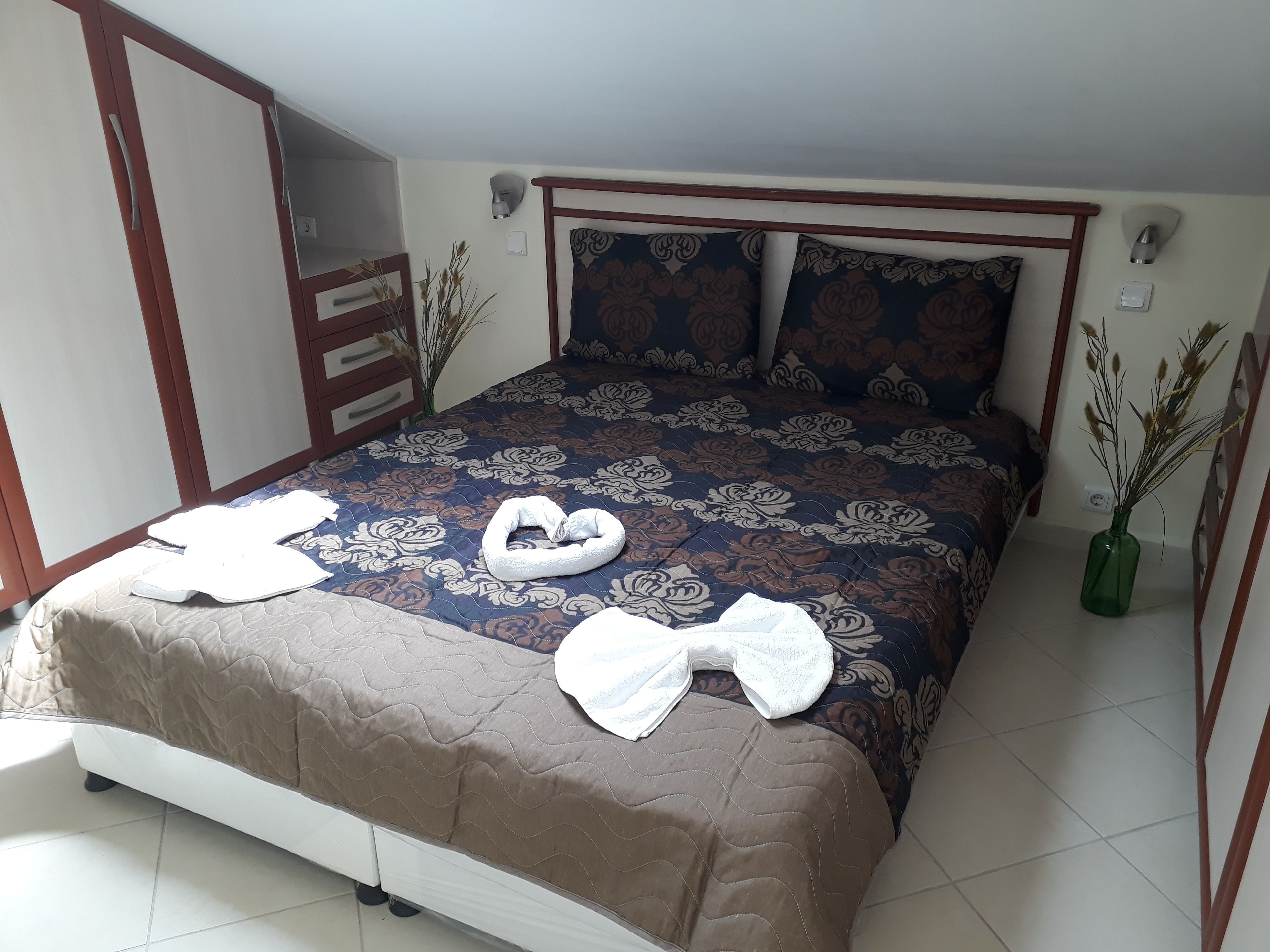 deluxe suite | in-room safe, free wifi, bed sheets