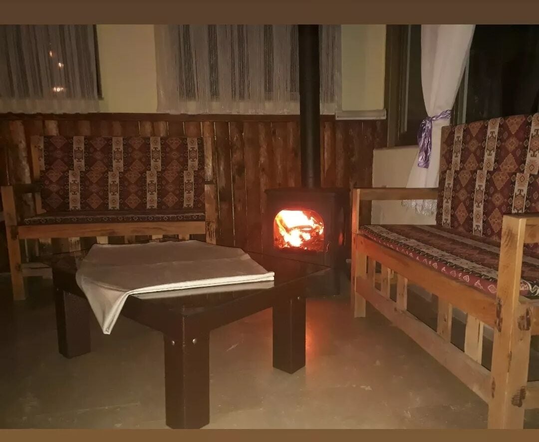 breakfast, lunch and dinner served