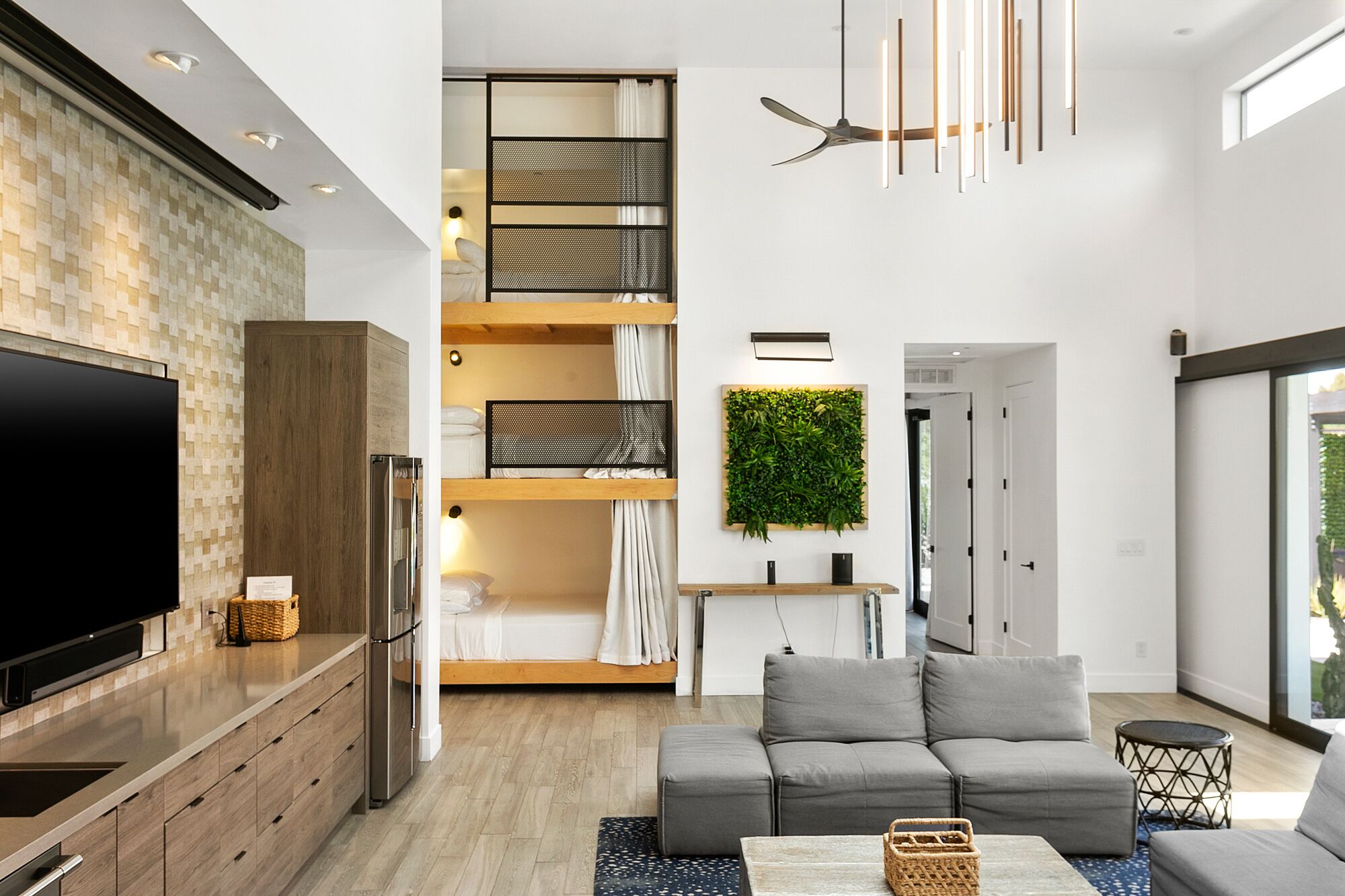 11 habitaciones, escritorio y tabla de planchar con plancha 