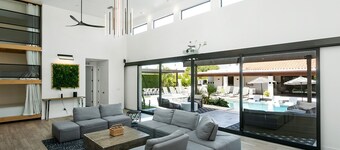 SWSS Modern Compound: Guests Love It! Private Pool Hot Tub Putting Green