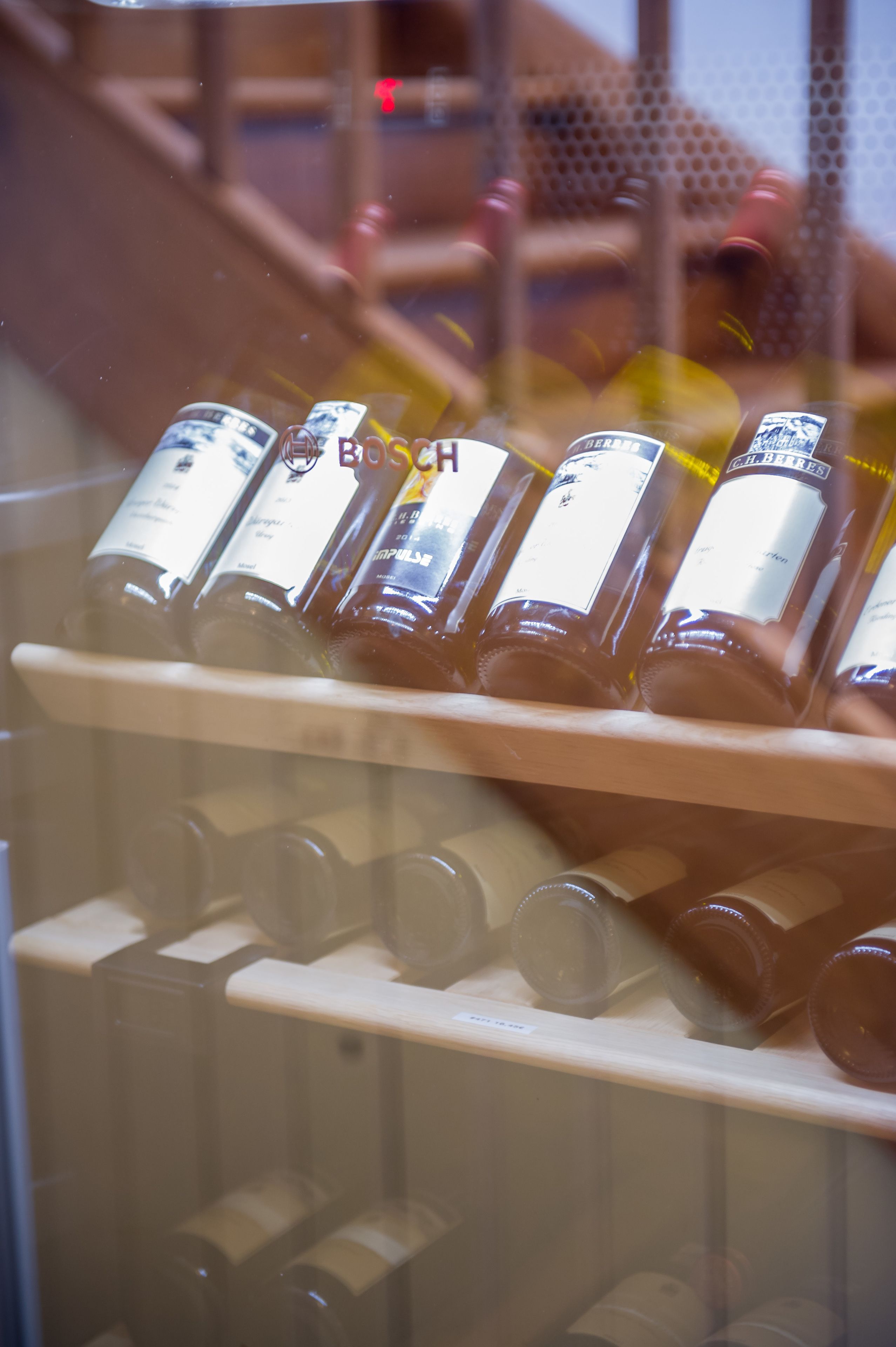 Un porte-bouteilles contenant plusieurs bouteilles de vin.