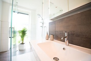 Deluxe Apartment, Ensuite, Vineyard View (Ap 6 - Herzlay) | Bathroom - Gästehaus C.h.berres (Uerzig)