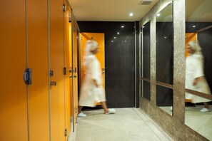 ฝักบัว, ของใช้ในห้องน้ำฟรี, ไดร์เป่าผม (มีให้บริการตามคำขอ), ผ้าเช็ดตัว