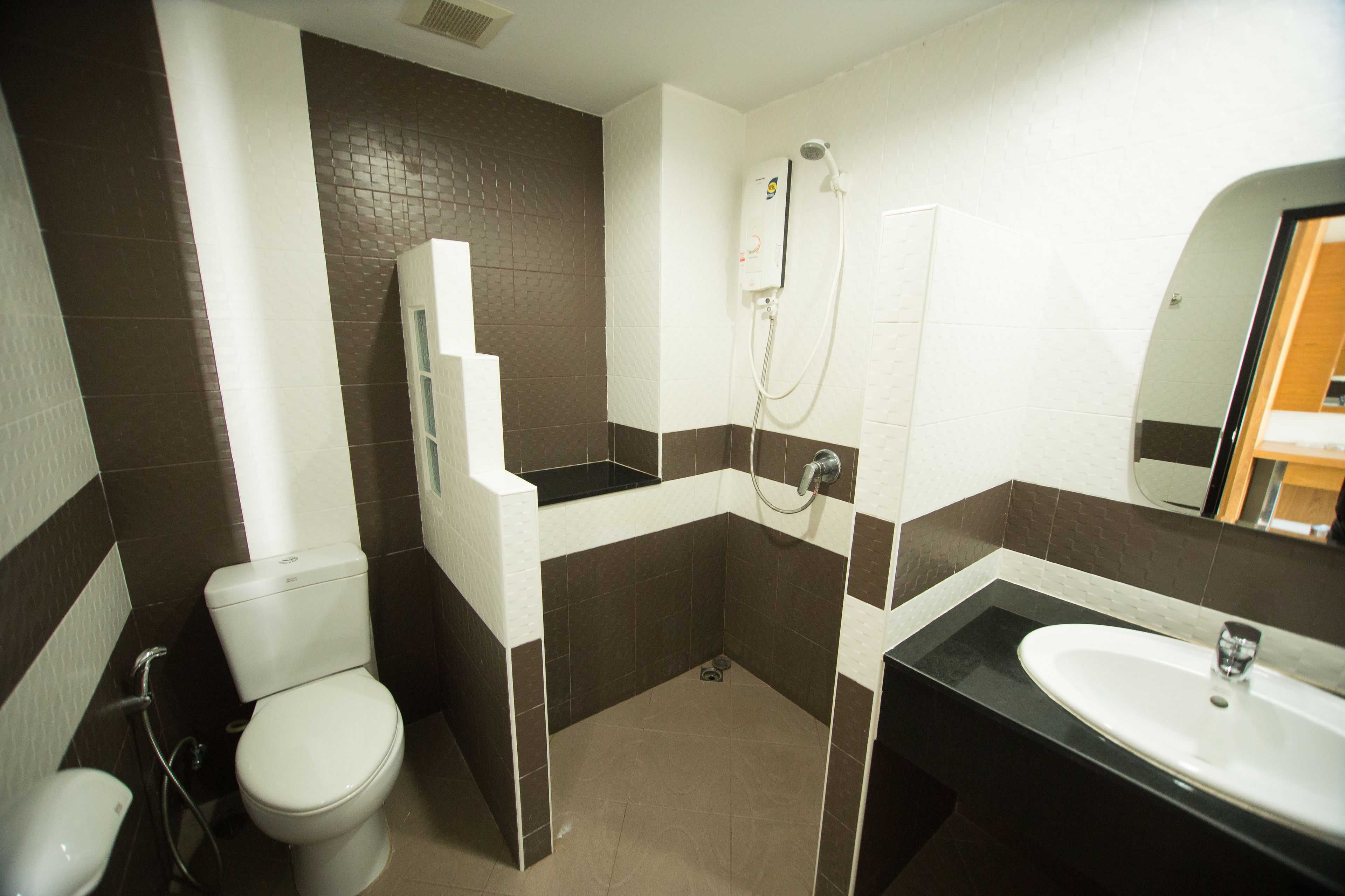 standard room, 2 single beds | bathroom | shower, free toiletries, hair dryer, towels