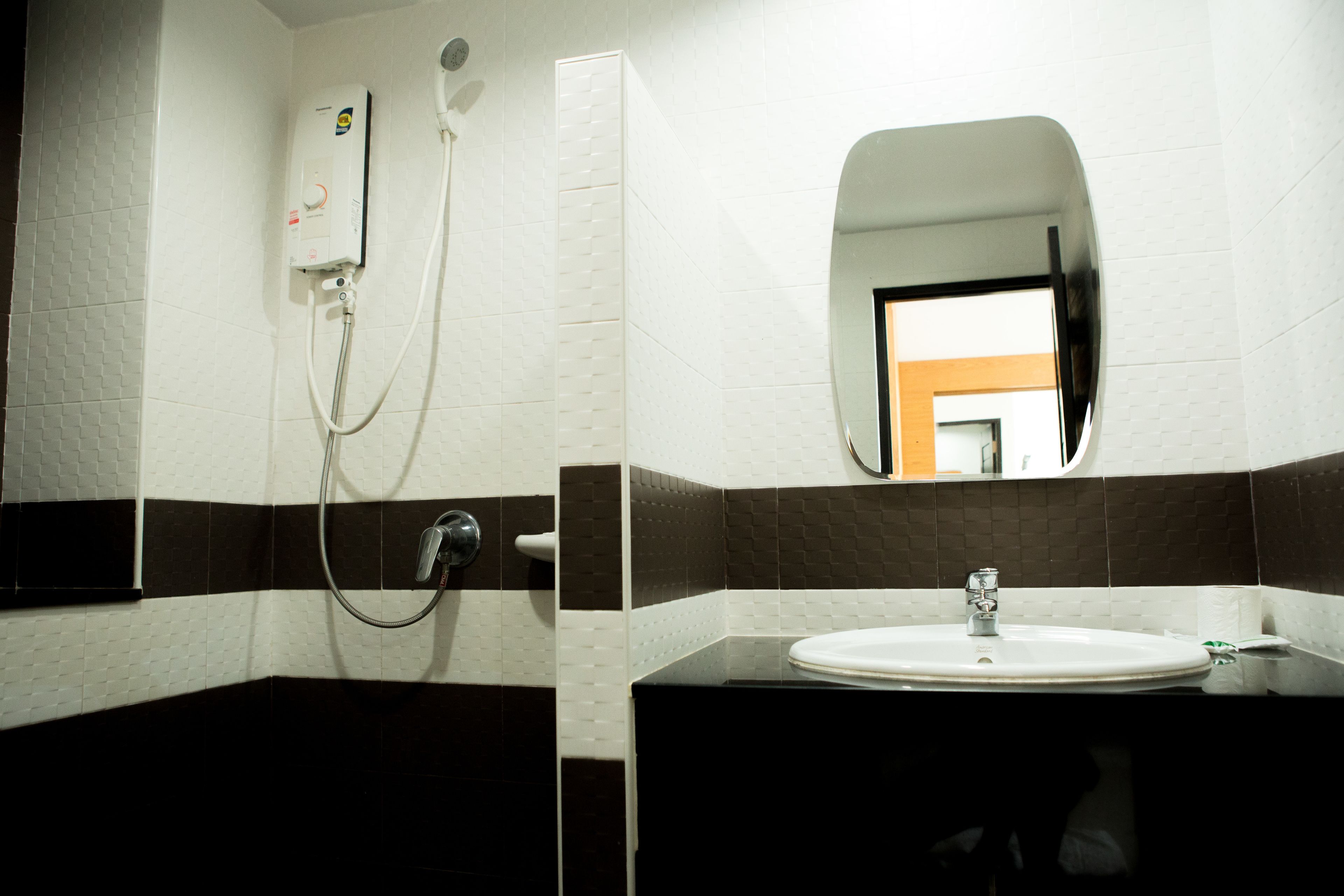 standard room, 2 single beds | bathroom | shower, free toiletries, hair dryer, towels