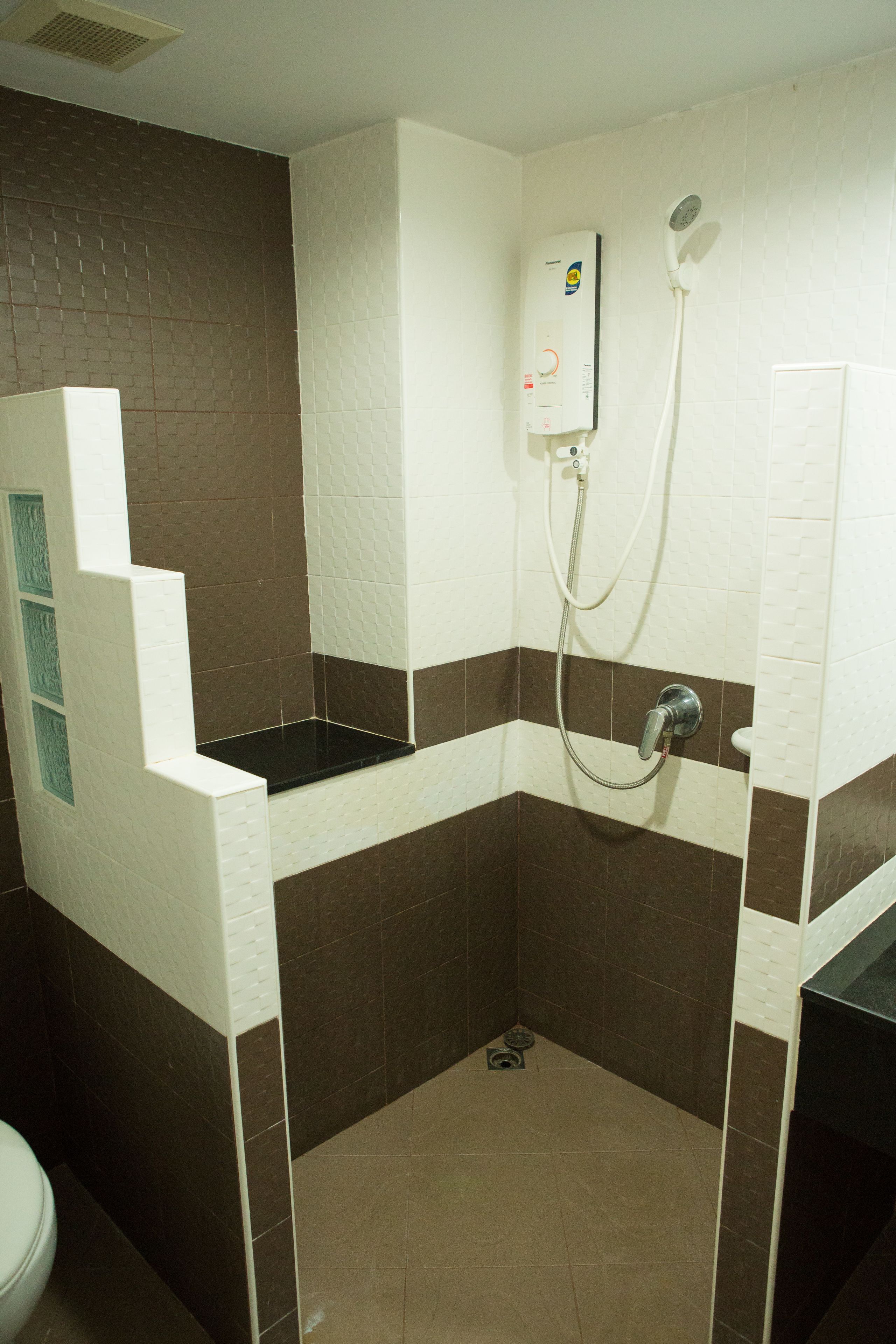 standard room, 1 queen bed, balcony | bathroom | shower, free toiletries, hair dryer, towels