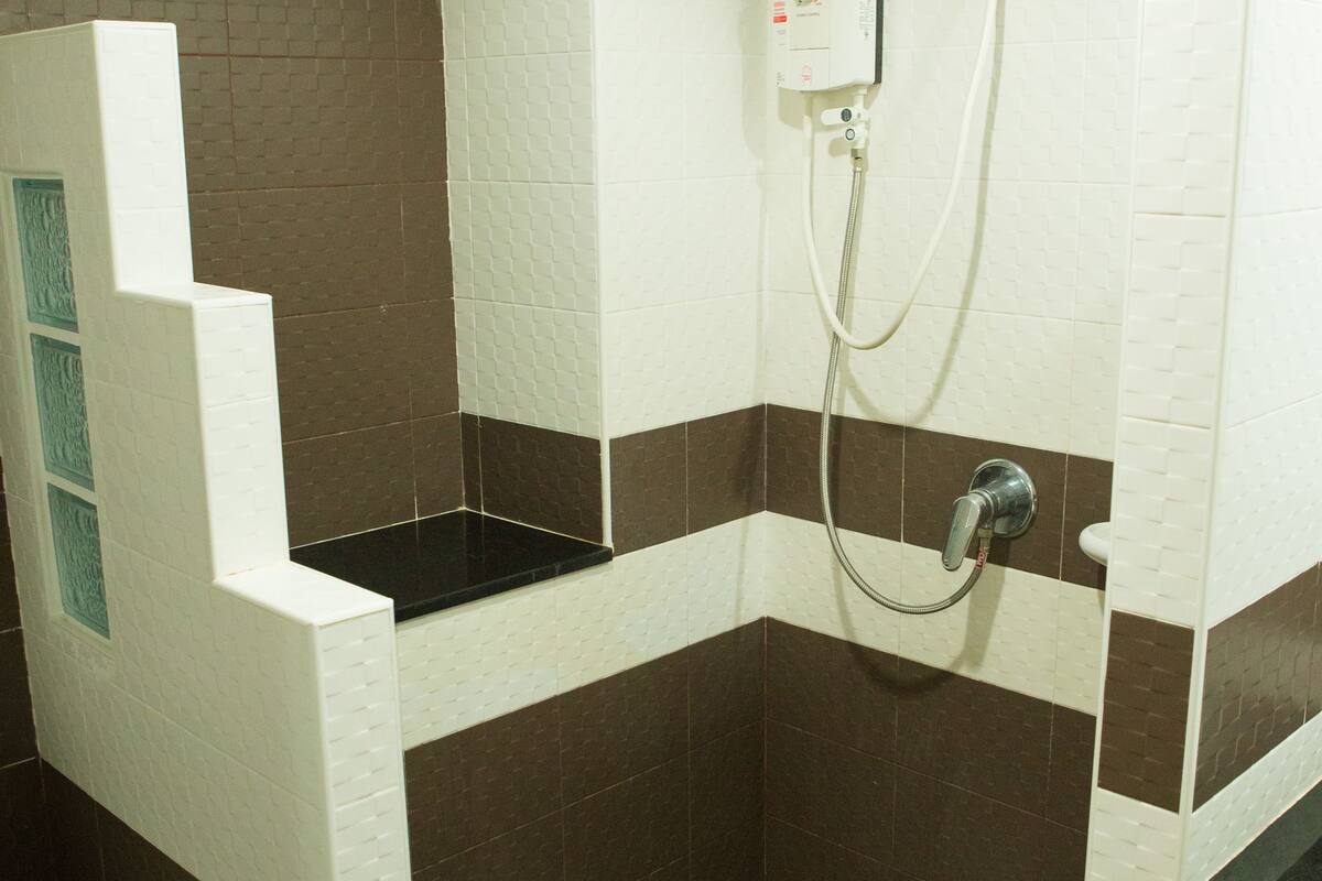 standard room, 1 queen bed, balcony | bathroom | shower, free toiletries, hair dryer, towels