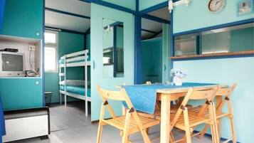 Bungalow familiar, 2 habitaciones (Azul) | Zona de estar | Una televisión de pantalla plana