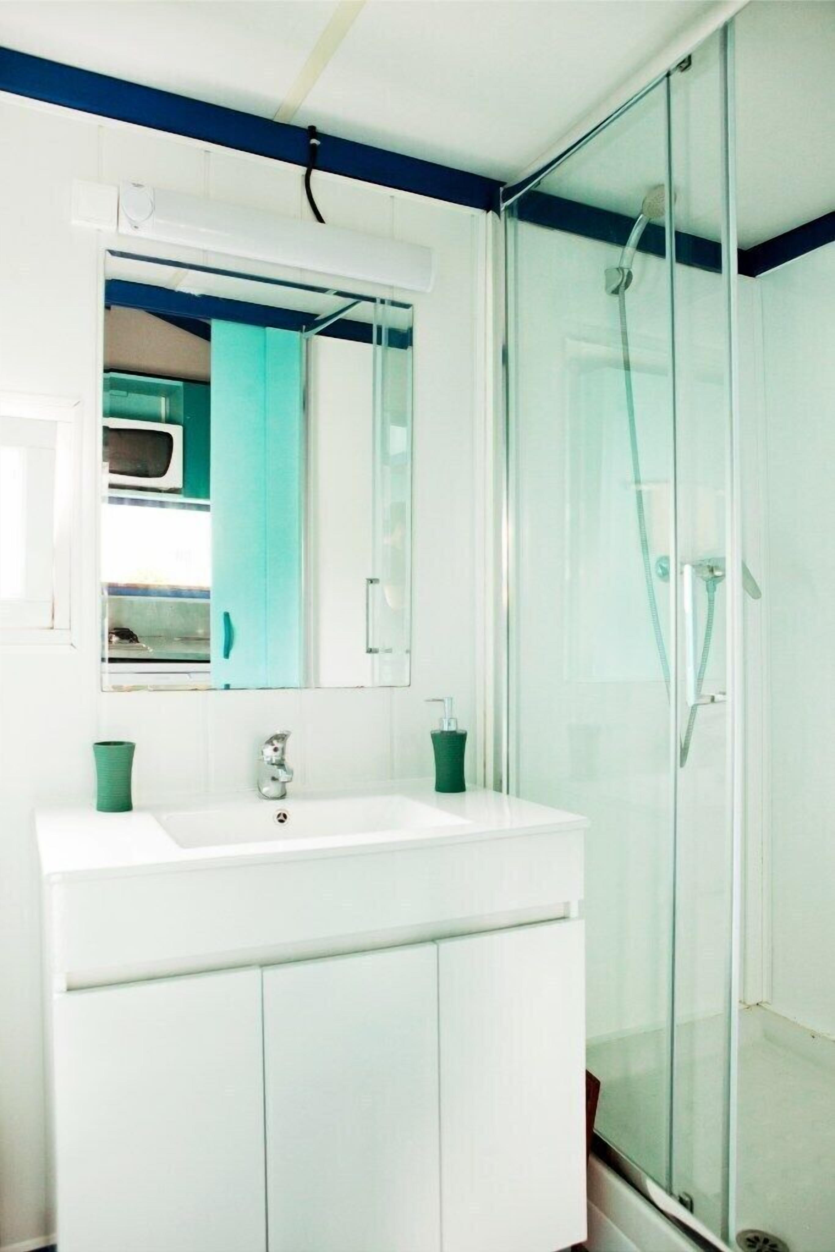 Family Bungalow, 2 Bedrooms (Azul) | Bathroom | Shower, hair dryer, towels, soap