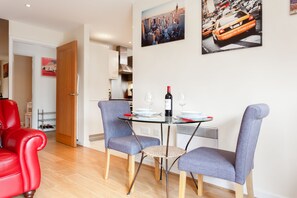 Talo (1 Bedroom) | Ruokailu omassa huoneessa