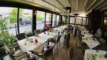 Lunch and dinner served, Italian cuisine
