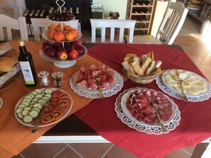 Tägliches Frühstücksbuffet (7 EUR pro Person)