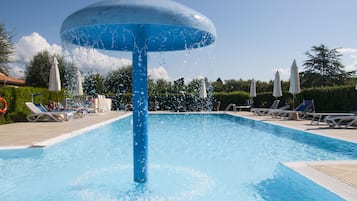 Piscina stagionale all'aperto, ombrelloni da piscina, lettini