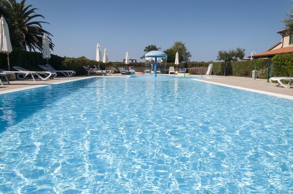 Außenpool (je nach Saison geöffnet), Sonnenschirme, Liegestühle