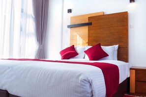 Executive Suite, 1 King Bed, City View | In-room safe, individually decorated, individually furnished, desk - L'Aziz Suites (Nairobi)
