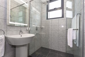 Shower, rainfall showerhead, free toiletries, hair dryer - L'Aziz Suites (Nairobi)