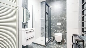 Departamento (UG 118) | Baño | Regadera y toallas 