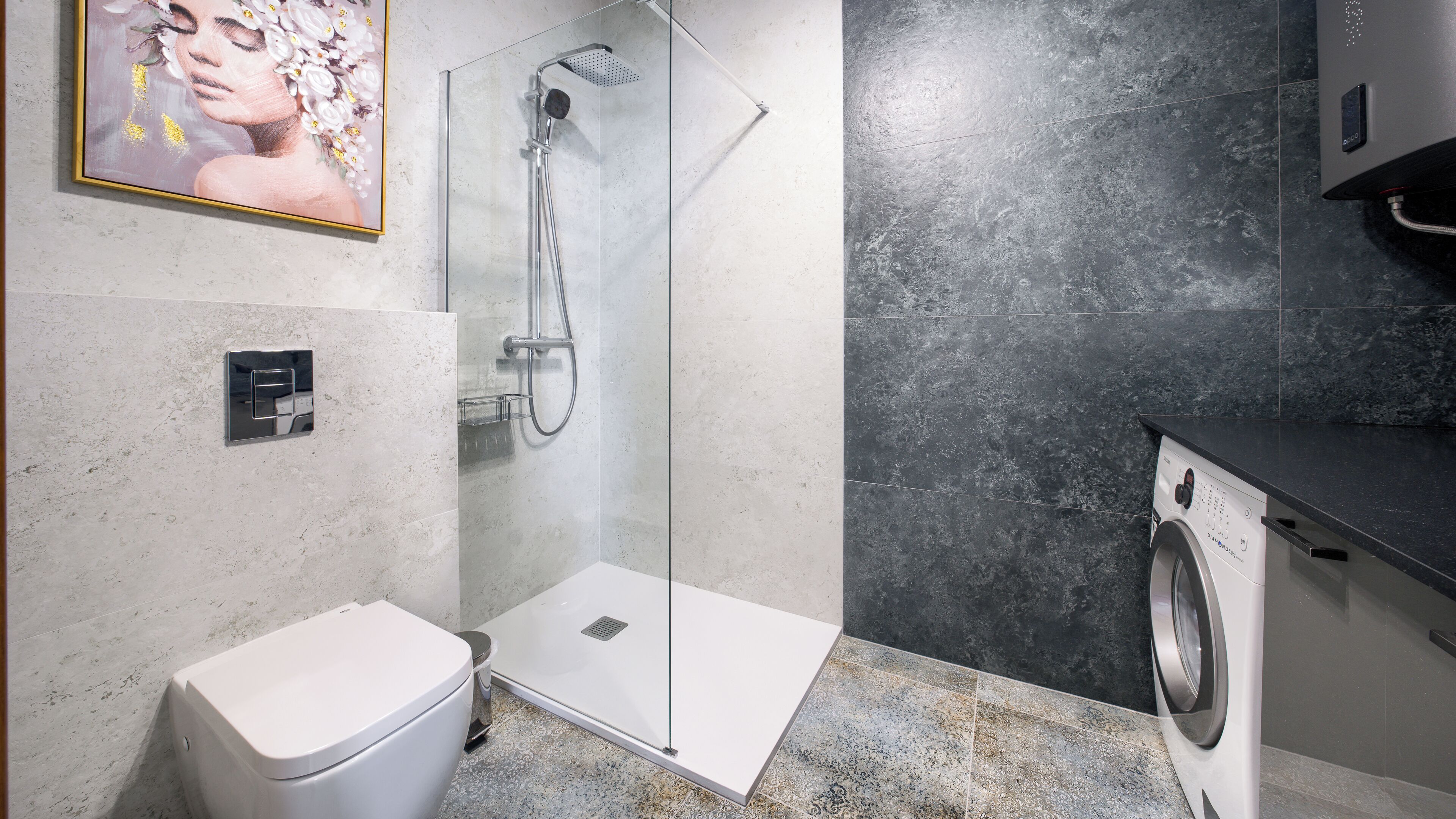 Un baño moderno con ducha, inodoro y lavadora.