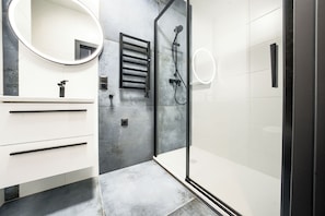 Apartment (UG 95) | Badezimmer | Dusche, Handtücher