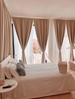 Escritorio, cortinas blackout, wifi gratis y ropa de cama 