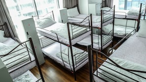 デラックス 共同ドミトリー 男女共用ドミトリー バリアフリー シティビュー (1 Bed in 9 Beds) | 低反発ベッド、セーフティボックス (室内)、ノートパソコン用作業スペース、防音設備