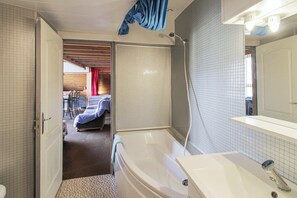 Un bagno con una vasca, una doccia e un lavandino.