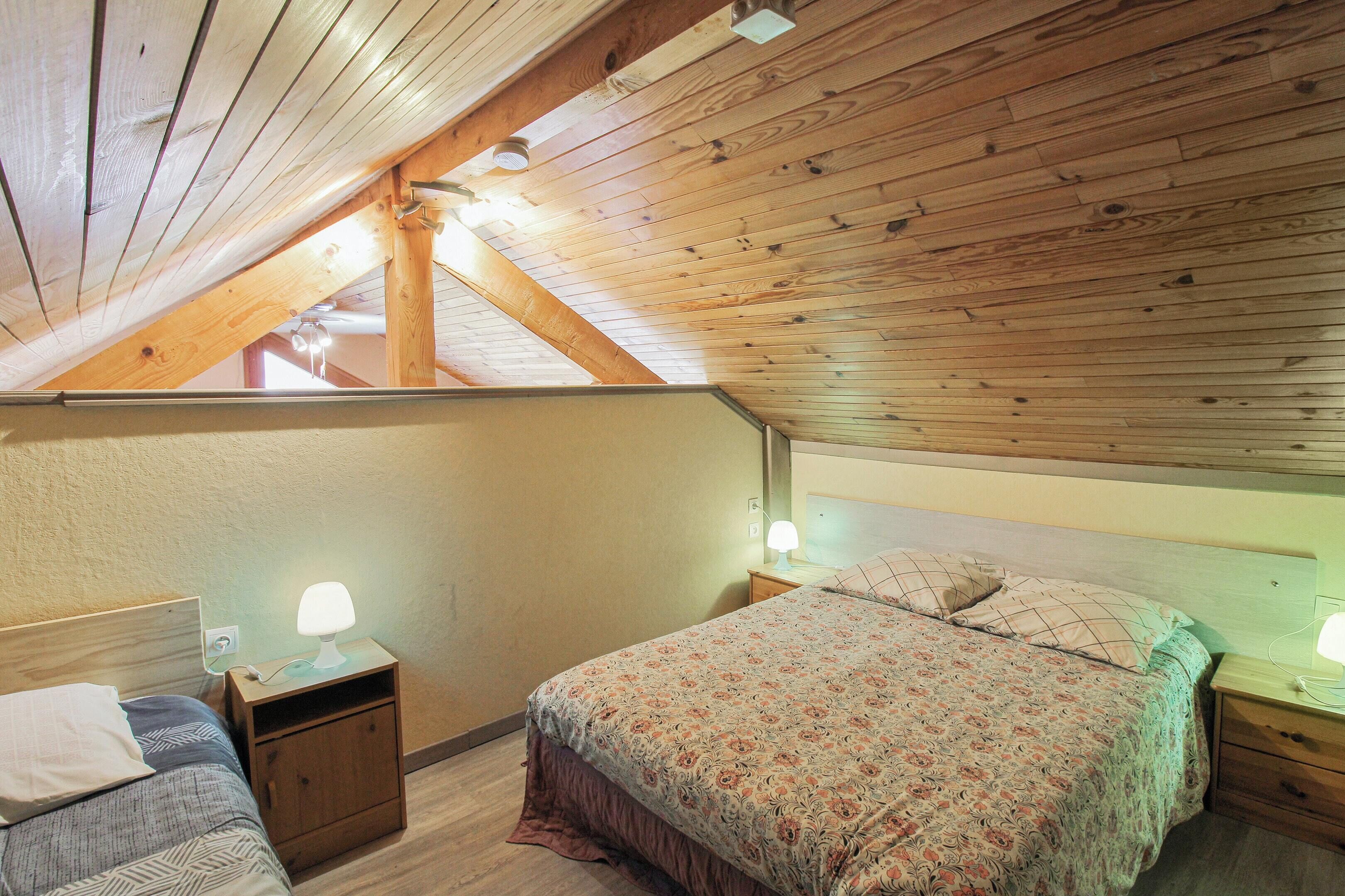 2 bedrooms, iron/ironing board, internet