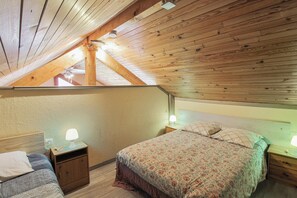 2 quartos, ferros/tábuas de passar roupa, acesso à internet