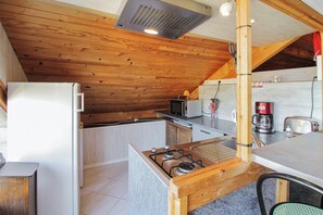 Geladeira, micro-ondas, fogão, lava-louças