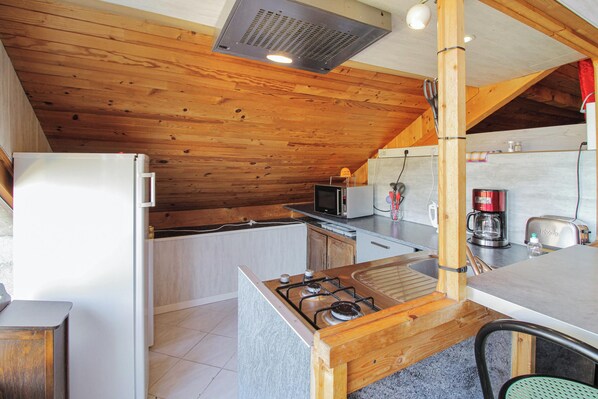 Frigorífico, microondas, horno y lavavajillas