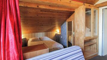 1 slaapkamer, een bureau, een strijkplank/strijkijzer, reisbedje