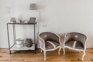 Suite Junior, vue sur le jardin | Aire de séjour | Téléviseur à écran plat de 16 po avec télévision numérique