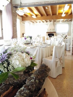 Déjeuner et dîner servis sur place, spécialités Cuisine locale