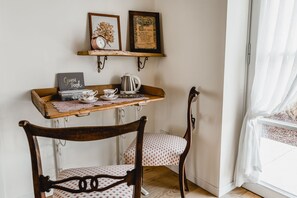 Suite Junior, vue sur le jardin | Aire de séjour | Téléviseur à écran plat de 16 po avec télévision numérique